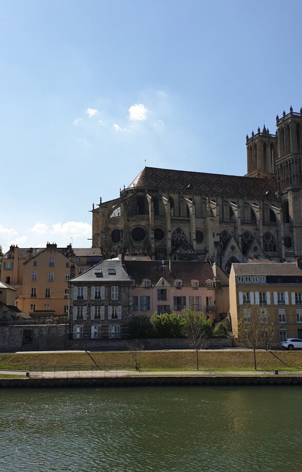 vue éloignée sur la collégiale Notre-Dame