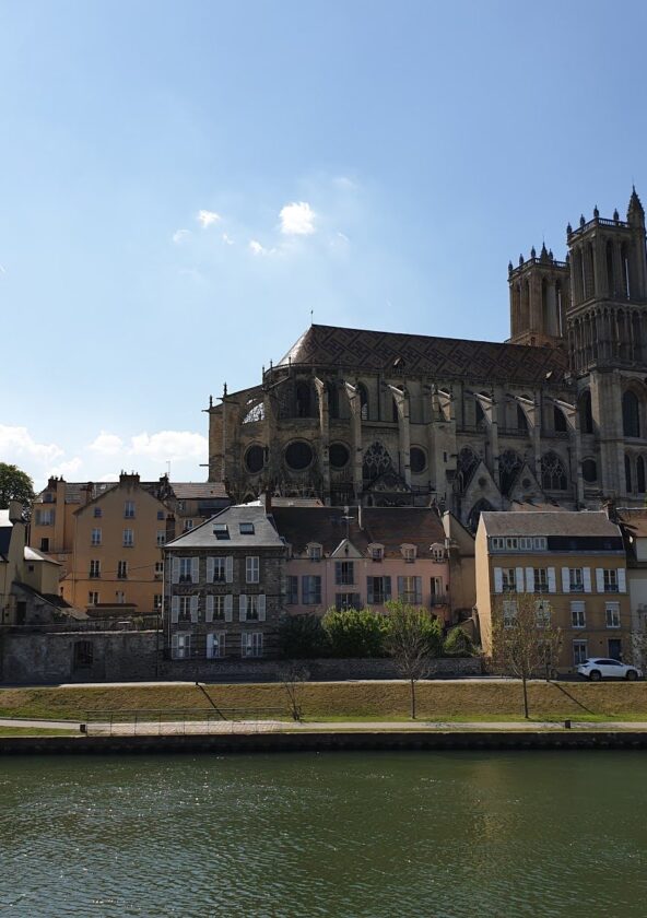 vue éloignée sur la collégiale Notre-Dame