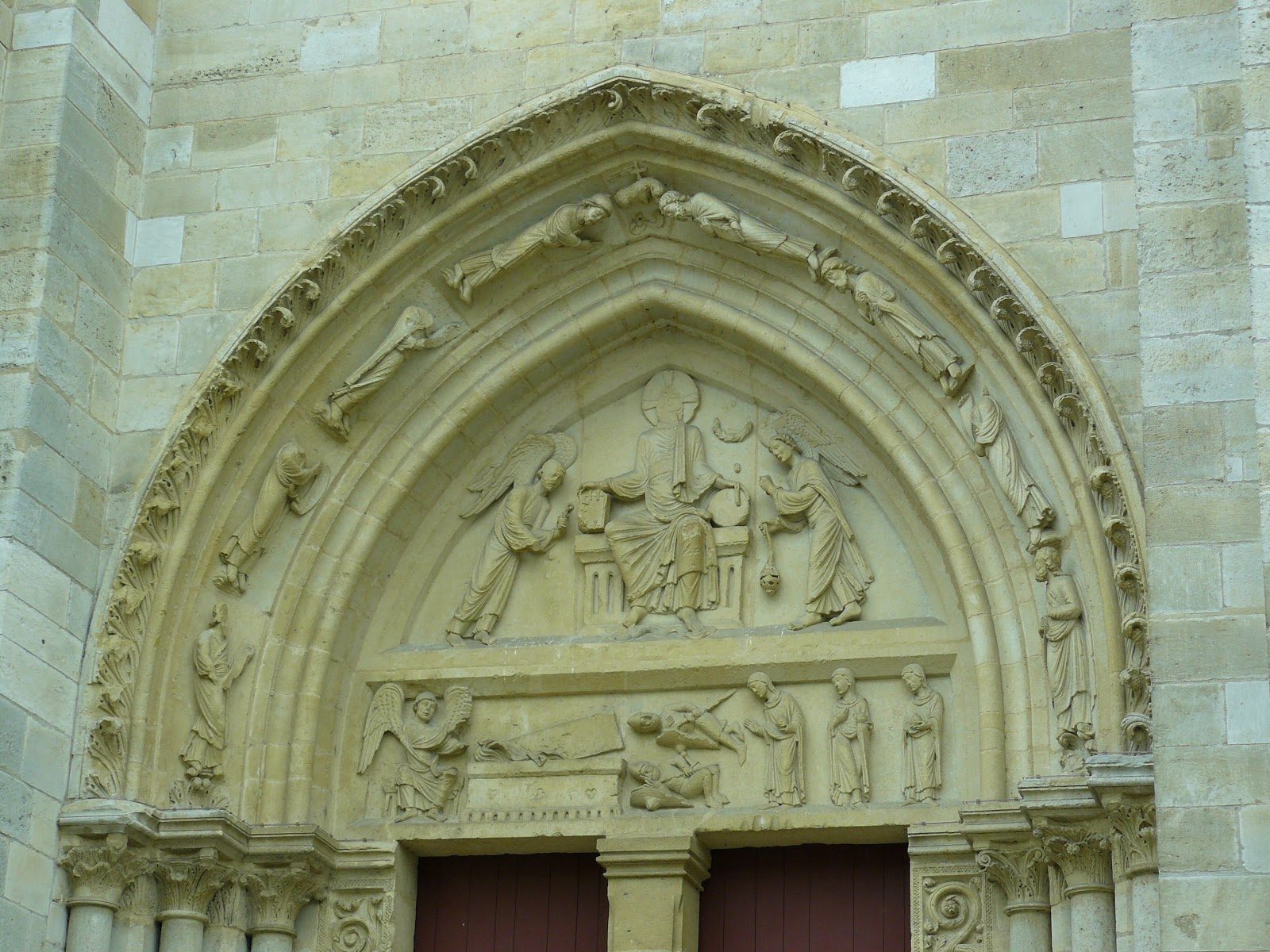 Porche de la collégiale Notre-Dame