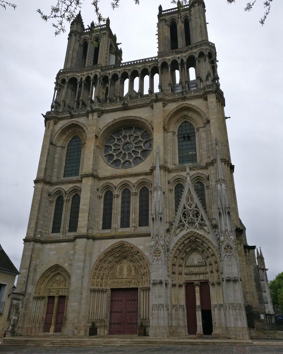 Au pied de la collégiale Notre-Dame