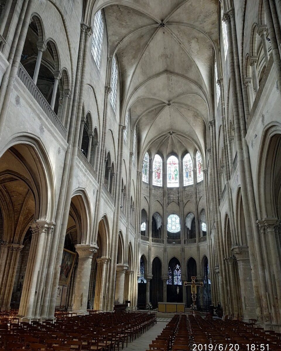 Intérieur de la collégiale Notre-Dame