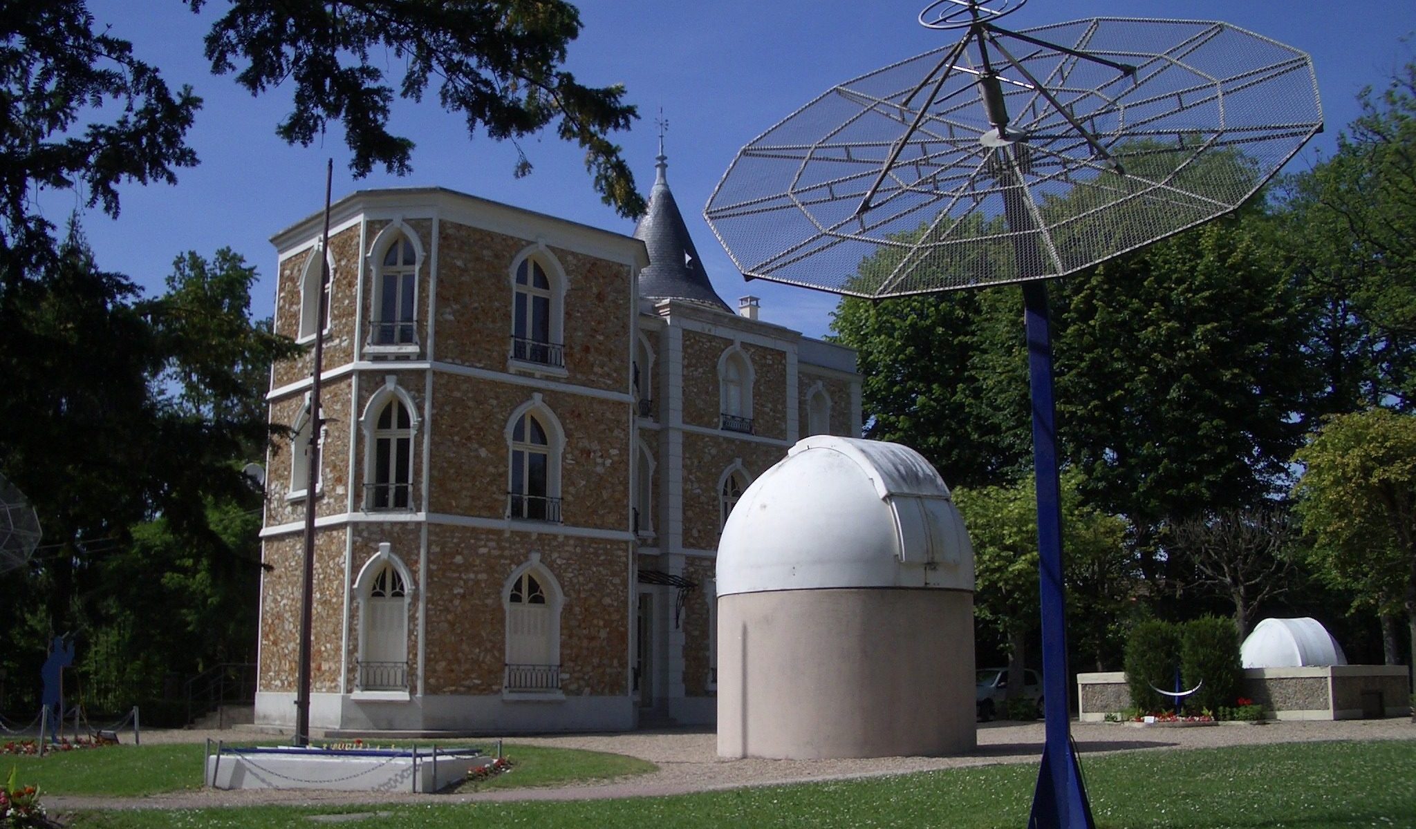 l'observatoire devant le château de la Tour